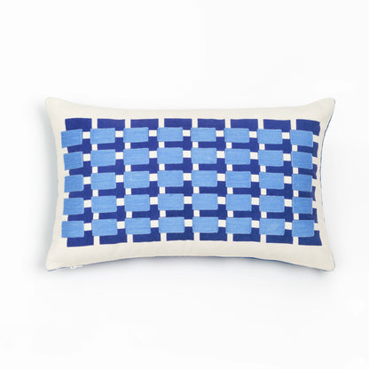 Capa de Almofada com Bordado Geométrico Azul 30X50 - Clocasa | Além do Conforto