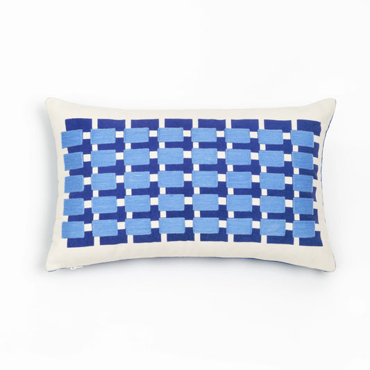 Capa de Almofada com Bordado Geométrico Azul 30X50 - Clocasa | Além do Conforto