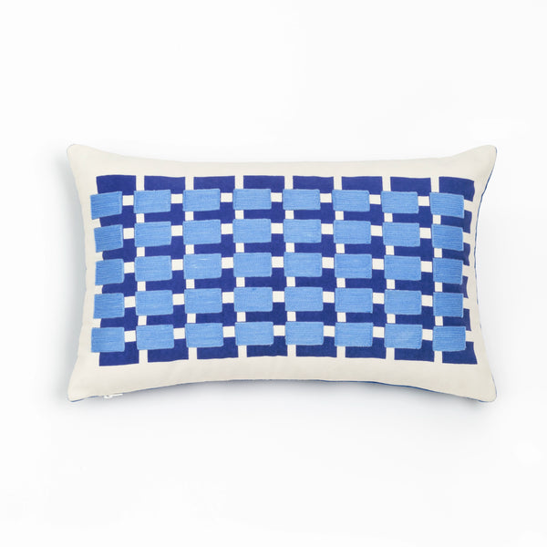 Capa de almofada decorativa no tamanho 30x50 cm na cor azul confeccionada em veludo premium de toque extremamente macio com fechamento em zíper invisível, essencial para trazer aconchego e renovar a decoração de salas ou quartos com elegância.