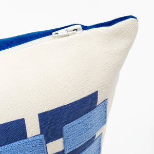 Capa de almofada decorativa no tamanho 30x50 cm na cor azul confeccionada em veludo premium de toque extremamente macio com fechamento em zíper invisível, uma escolha versátil e charmosa para renovar o visual da casa com praticidade e bom gosto.