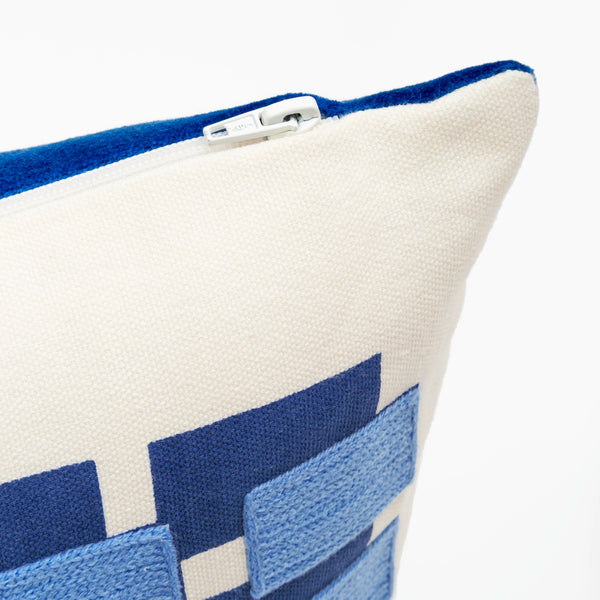 Capa de almofada decorativa no tamanho 30x50 cm na cor azul confeccionada em veludo premium de toque extremamente macio com fechamento em zíper invisível, uma escolha versátil e charmosa para renovar o visual da casa com praticidade e bom gosto.