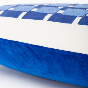 Capa de almofada decorativa no tamanho 30x50 cm na cor azul confeccionada em veludo premium de toque extremamente macio com fechamento em zíper invisível, perfeito para criar composições personalizadas e adicionar um toque de sofisticação ao ambiente.