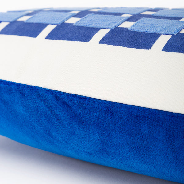 Capa de almofada decorativa no tamanho 30x50 cm na cor azul confeccionada em veludo premium de toque extremamente macio com fechamento em zíper invisível, perfeito para criar composições personalizadas e adicionar um toque de sofisticação ao ambiente.