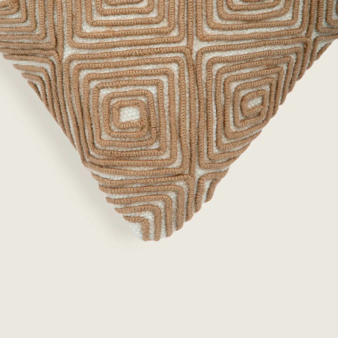 Capa de Almofada com Bordado Geométrico em Juta 40x60 - Clocasa | Além do Conforto