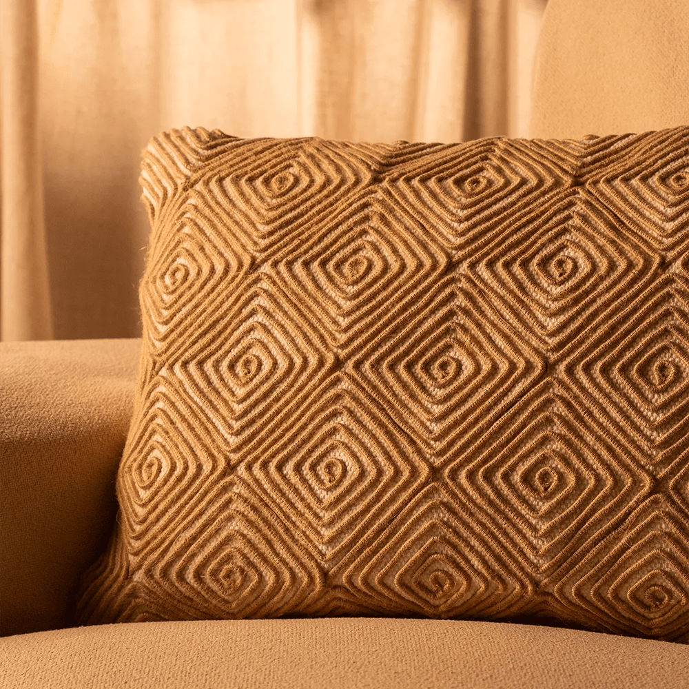 Capa de almofada decorativa no tamanho 40x60 cm confeccionada em algodão sustentável com bordados rústicos de juta natural com fechamento em zíper invisível, proporciona excelente sustentação e maciez, transformando qualquer espaço em um refúgio acolhedor.