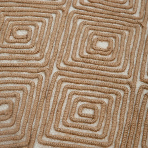 Capa de almofada decorativa no tamanho 40x60 cm confeccionada em algodão sustentável com bordados rústicos de juta natural com fechamento em zíper invisível, perfeito para valorizar poltronas ou camas com uma proposta de design têxtil autêntico e refinado.
