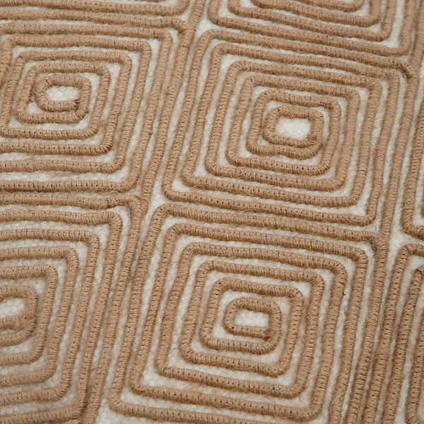 Capa de almofada decorativa no tamanho 40x60 cm confeccionada em algodão sustentável com bordados rústicos de juta natural com fechamento em zíper invisível, perfeito para valorizar poltronas ou camas com uma proposta de design têxtil autêntico e refinado.