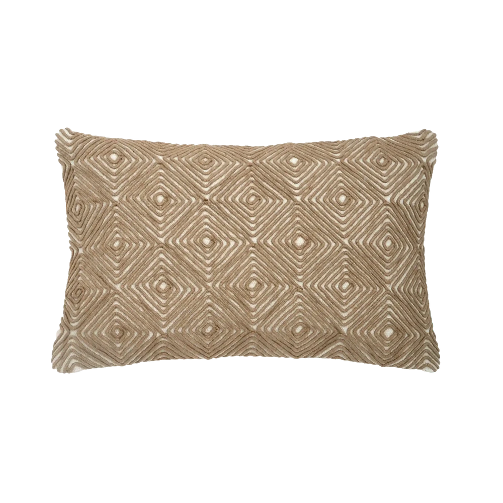 Capa de almofada decorativa no tamanho 40x60 cm confeccionada em algodão sustentável com bordados rústicos de juta natural com fechamento em zíper invisível, proporciona excelente sustentação e maciez, transformando qualquer espaço em um refúgio acolhedor.