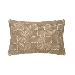 Capa de almofada decorativa no tamanho 40x60 cm confeccionada em algodão sustentável com bordados rústicos de juta natural com fechamento em zíper invisível, proporciona excelente sustentação e maciez, transformando qualquer espaço em um refúgio acolhedor.