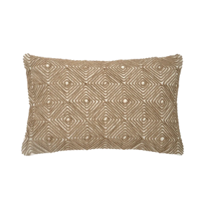 Capa de almofada decorativa no tamanho 40x60 cm confeccionada em algodão sustentável com bordados rústicos de juta natural com fechamento em zíper invisível, proporciona excelente sustentação e maciez, transformando qualquer espaço em um refúgio acolhedor.