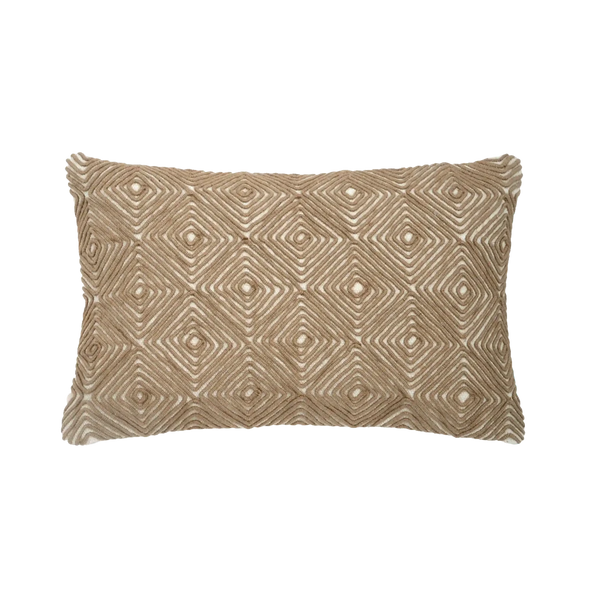 Capa de almofada decorativa no tamanho 40x60 cm confeccionada em algodão sustentável com bordados rústicos de juta natural com fechamento em zíper invisível, proporciona excelente sustentação e maciez, transformando qualquer espaço em um refúgio acolhedor.