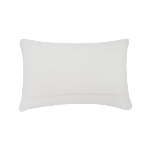 Capa de almofada decorativa no tamanho 40x60 cm confeccionada em algodão sustentável com bordados rústicos de juta natural com fechamento em zíper invisível, sinônimo de bem-estar e conforto térmico, ideal para momentos de descanso e relaxamento no lar.