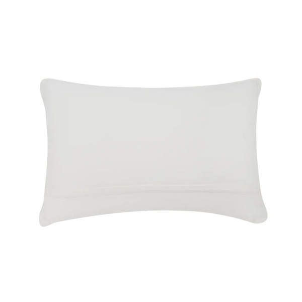 Capa de almofada decorativa no tamanho 40x60 cm confeccionada em algodão sustentável com bordados rústicos de juta natural com fechamento em zíper invisível, sinônimo de bem-estar e conforto térmico, ideal para momentos de descanso e relaxamento no lar.