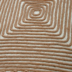 Capa de almofada decorativa no tamanho 45x45 cm confeccionada em algodão sustentável com bordados rústicos de juta natural com fechamento em zíper invisível, uma escolha versátil e charmosa para renovar o visual da casa com praticidade e bom gosto.