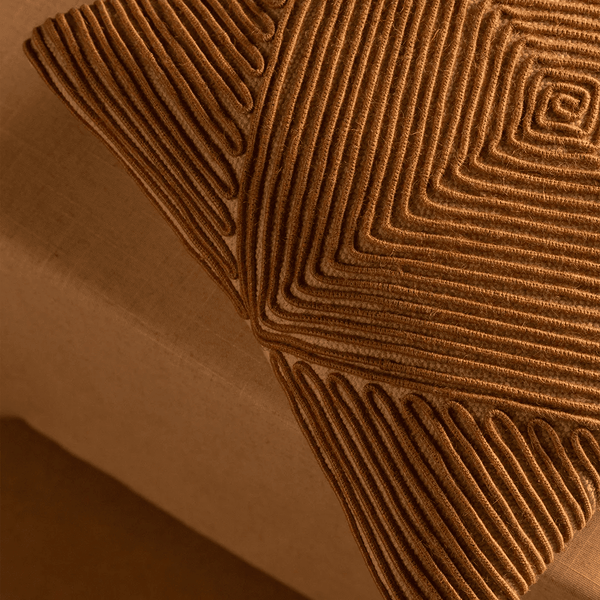 Capa de almofada decorativa no tamanho 45x45 cm confeccionada em algodão sustentável com bordados rústicos de juta natural com fechamento em zíper invisível, ideal para complementar jogos de cama ou sofás, aliando conforto ergonômico e design moderno.