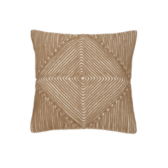 Capa de almofada decorativa no tamanho 45x45 cm confeccionada em algodão sustentável com bordados rústicos de juta natural com fechamento em zíper invisível, essencial para trazer aconchego e renovar a decoração de salas ou quartos com elegância.