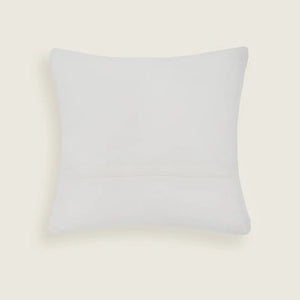 Capa de almofada decorativa no tamanho 45x45 cm confeccionada em algodão sustentável com bordados rústicos de juta natural com fechamento em zíper invisível, perfeito para criar composições personalizadas e adicionar um toque de sofisticação ao ambiente.