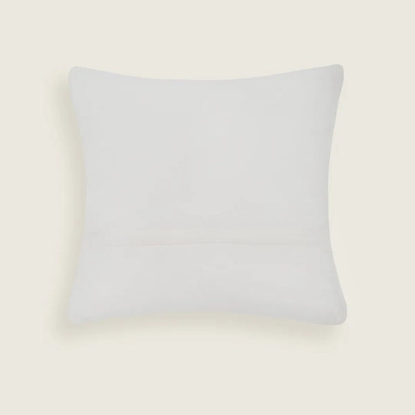 Capa de almofada decorativa no tamanho 45x45 cm confeccionada em algodão sustentável com bordados rústicos de juta natural com fechamento em zíper invisível, perfeito para criar composições personalizadas e adicionar um toque de sofisticação ao ambiente.