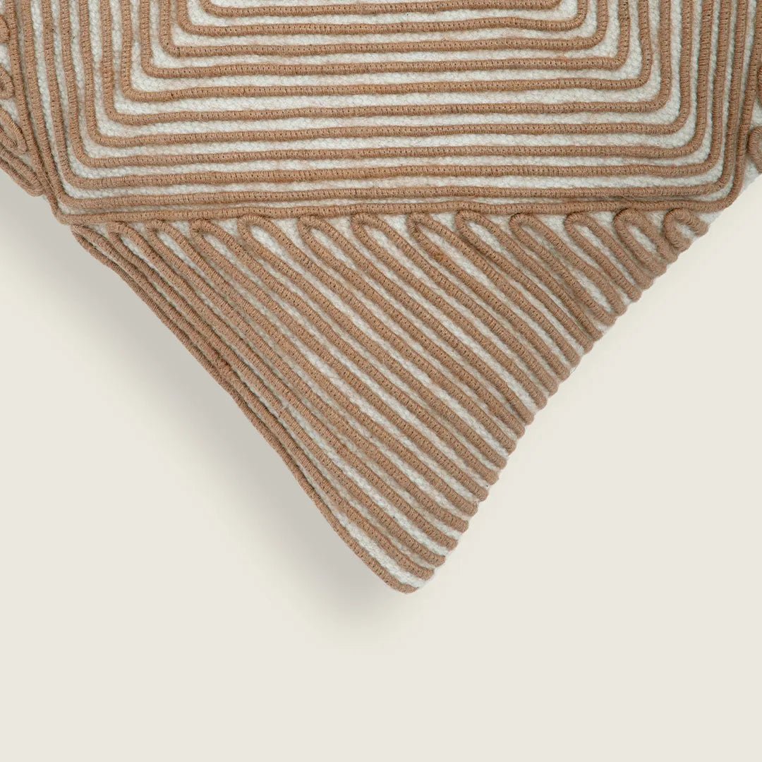 Capa de Almofada com Bordado Geométrico em Juta 45x45 - Clocasa | Além do Conforto
