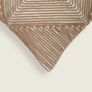 Capa de almofada decorativa no tamanho 45x45 cm confeccionada em algodão sustentável com bordados rústicos de juta natural com fechamento em zíper invisível, proporciona excelente sustentação e maciez, transformando qualquer espaço em um refúgio acolhedor.