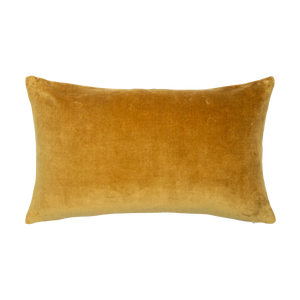 Capa de almofada decorativa no tamanho 30x50 cm na cor preta confeccionada em veludo premium de toque extremamente macio com fechamento em zíper invisível, sinônimo de bem-estar e conforto térmico, ideal para momentos de descanso e relaxamento no lar.