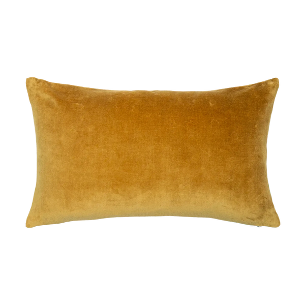 Capa de almofada decorativa no tamanho 30x50 cm na cor preta confeccionada em veludo premium de toque extremamente macio com fechamento em zíper invisível, sinônimo de bem-estar e conforto térmico, ideal para momentos de descanso e relaxamento no lar.