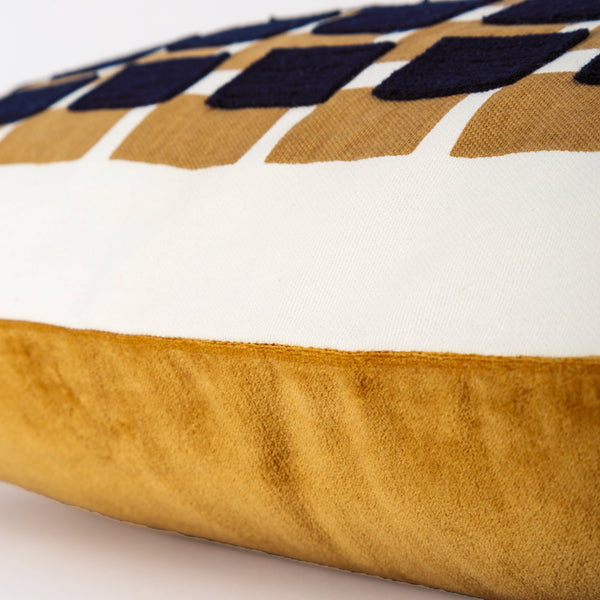 Capa de almofada decorativa no tamanho 30x50 cm na cor preta confeccionada em veludo premium de toque extremamente macio com fechamento em zíper invisível, perfeito para valorizar poltronas ou camas com uma proposta de design têxtil autêntico e refinado.