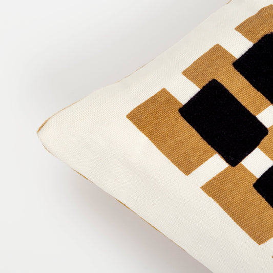 Capa de Almofada com Bordado Geométrico Mostarda 30X50 - Clocasa | Além do Conforto