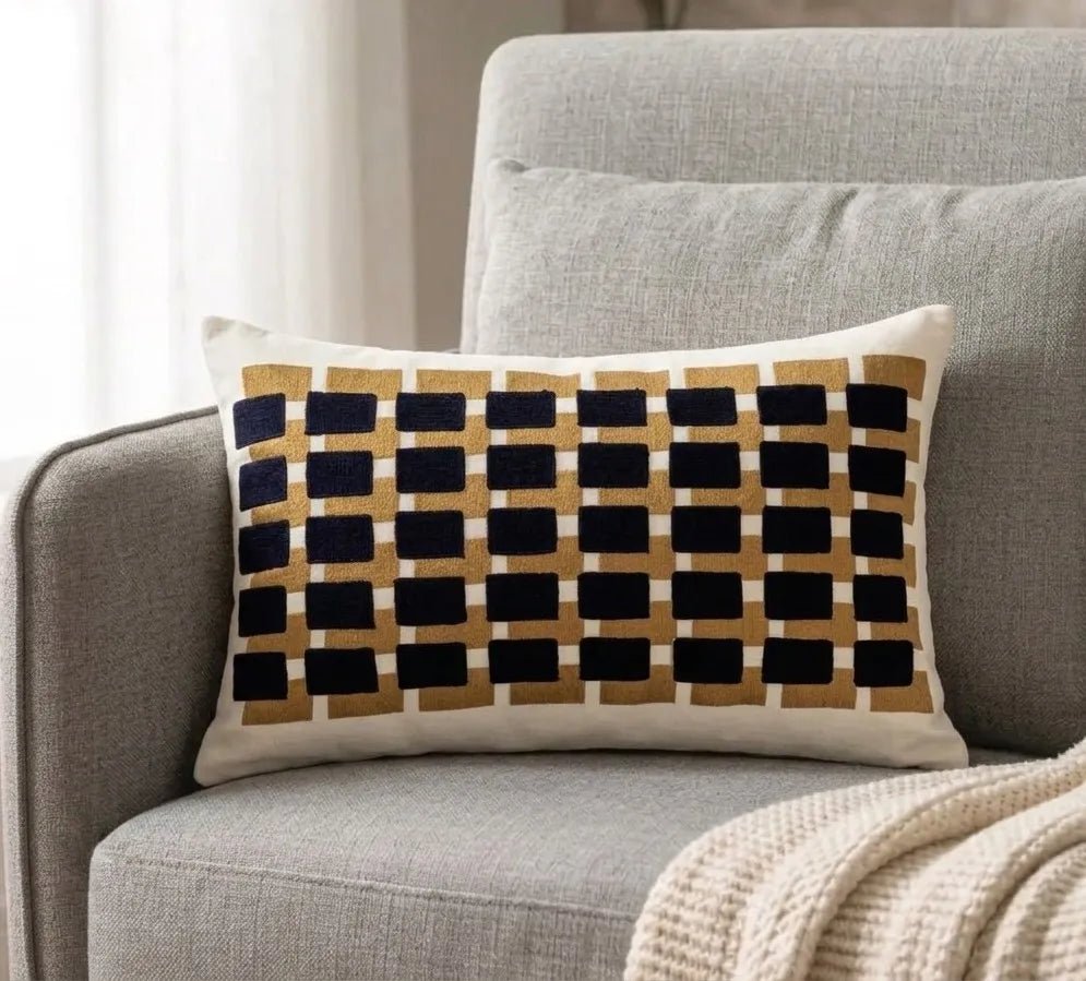 Capa de almofada decorativa no tamanho 30x50 cm na cor areia confeccionada em veludo premium de toque extremamente macio com fechamento em zíper invisível, sinônimo de bem-estar e conforto térmico, ideal para momentos de descanso e relaxamento no lar.