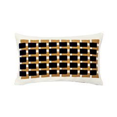 Capa de almofada decorativa no tamanho 30x50 cm na cor preta confeccionada em veludo premium de toque extremamente macio com fechamento em zíper invisível, proporciona excelente sustentação e maciez, transformando qualquer espaço em um refúgio acolhedor.