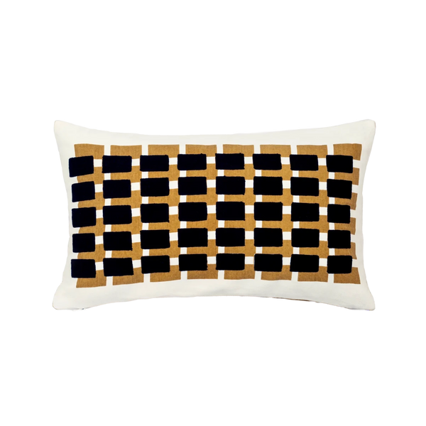 Capa de almofada decorativa no tamanho 30x50 cm na cor preta confeccionada em veludo premium de toque extremamente macio com fechamento em zíper invisível, proporciona excelente sustentação e maciez, transformando qualquer espaço em um refúgio acolhedor.