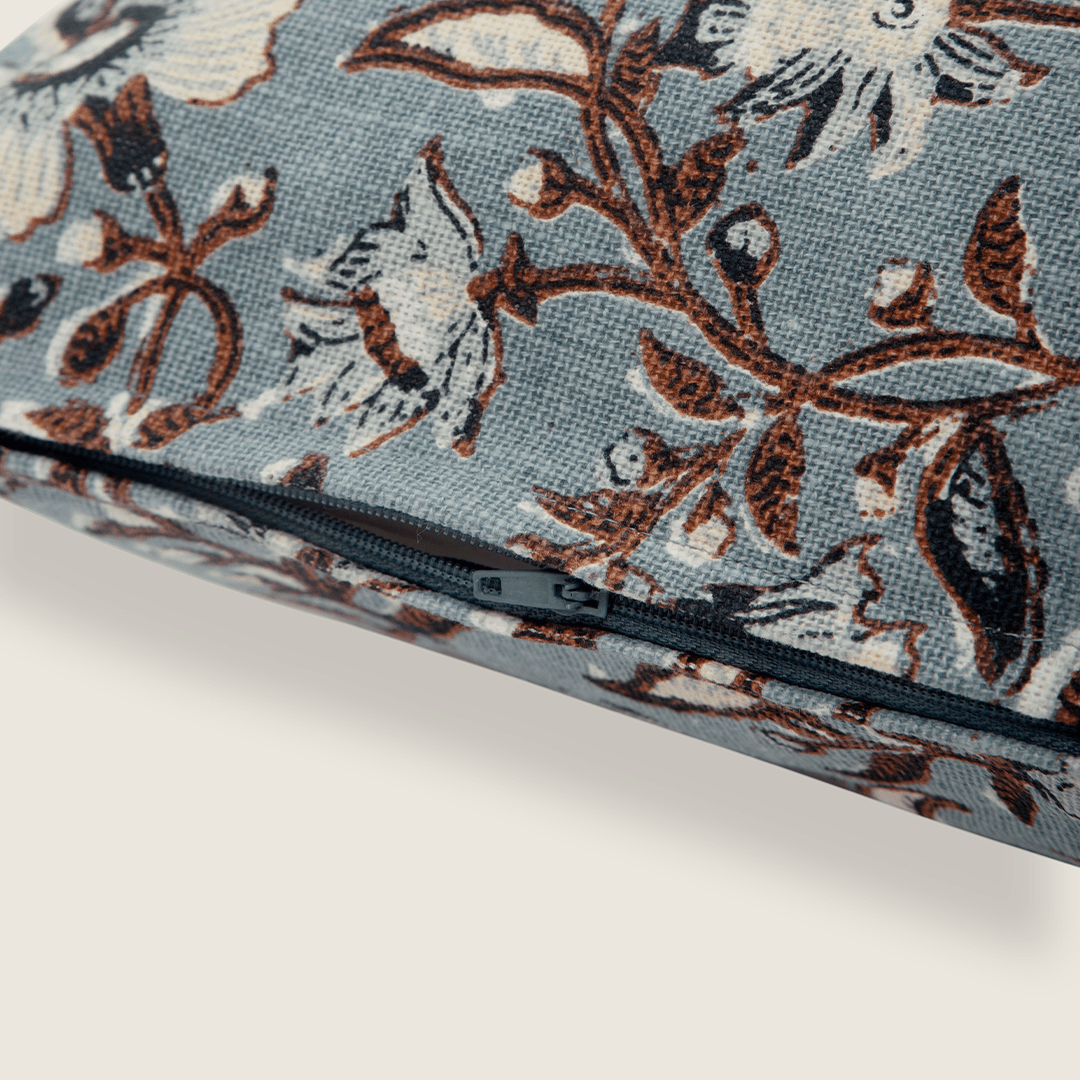 Capa de Almofada com Estampa Floral em Block Print 30x50 - Clocasa | Além do Conforto