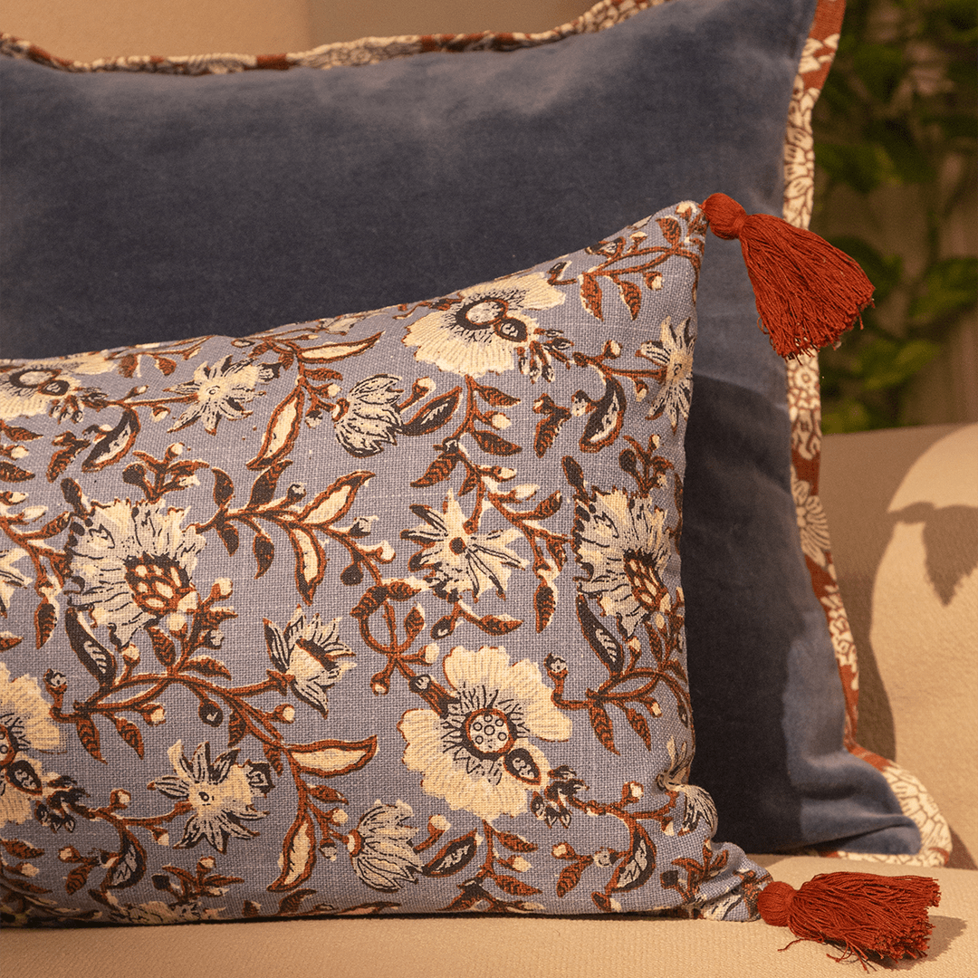 Capa de Almofada com Estampa Floral em Block Print 30x50 - Clocasa | Além do Conforto