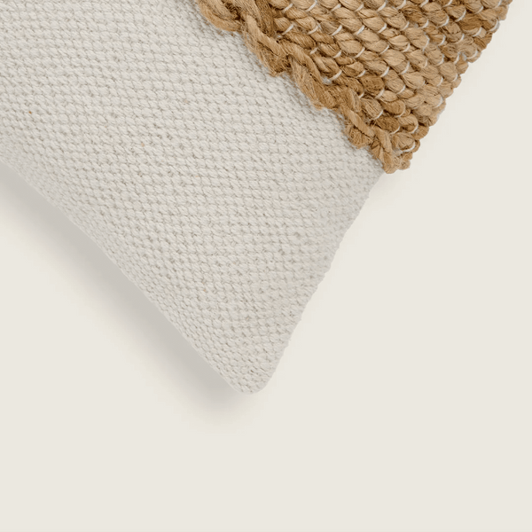 Capa de almofada decorativa no tamanho 30x80 cm confeccionada em algodão sustentável com bordados rústicos de juta natural com fechamento em zíper invisível, combina textura agradável e acabamento impecável para enriquecer a estética do seu mobiliário.