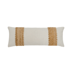 Capa de almofada decorativa no tamanho 30x80 cm confeccionada em algodão sustentável com bordados rústicos de juta natural com fechamento em zíper invisível, proporciona excelente sustentação e maciez, transformando qualquer espaço em um refúgio acolhedor.