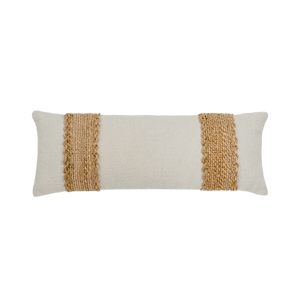 Capa de almofada decorativa no tamanho 30x80 cm confeccionada em algodão sustentável com bordados rústicos de juta natural com fechamento em zíper invisível, proporciona excelente sustentação e maciez, transformando qualquer espaço em um refúgio acolhedor.