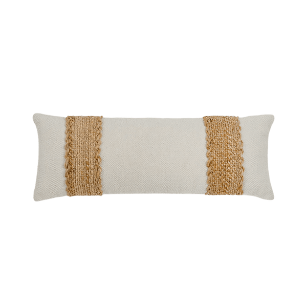 Capa de almofada decorativa no tamanho 30x80 cm confeccionada em algodão sustentável com bordados rústicos de juta natural com fechamento em zíper invisível, proporciona excelente sustentação e maciez, transformando qualquer espaço em um refúgio acolhedor.