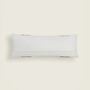 Capa de almofada decorativa no tamanho 30x80 cm confeccionada em algodão sustentável com bordados rústicos de juta natural com fechamento em zíper invisível, sinônimo de bem-estar e conforto térmico, ideal para momentos de descanso e relaxamento no lar.