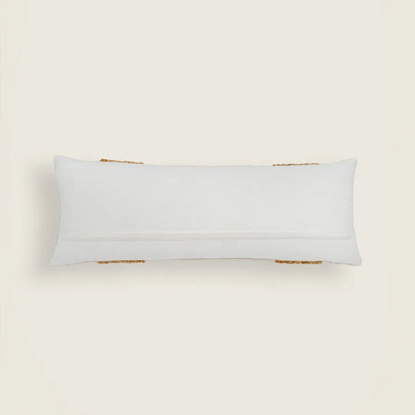 Capa de almofada decorativa no tamanho 30x80 cm confeccionada em algodão sustentável com bordados rústicos de juta natural com fechamento em zíper invisível, sinônimo de bem-estar e conforto térmico, ideal para momentos de descanso e relaxamento no lar.