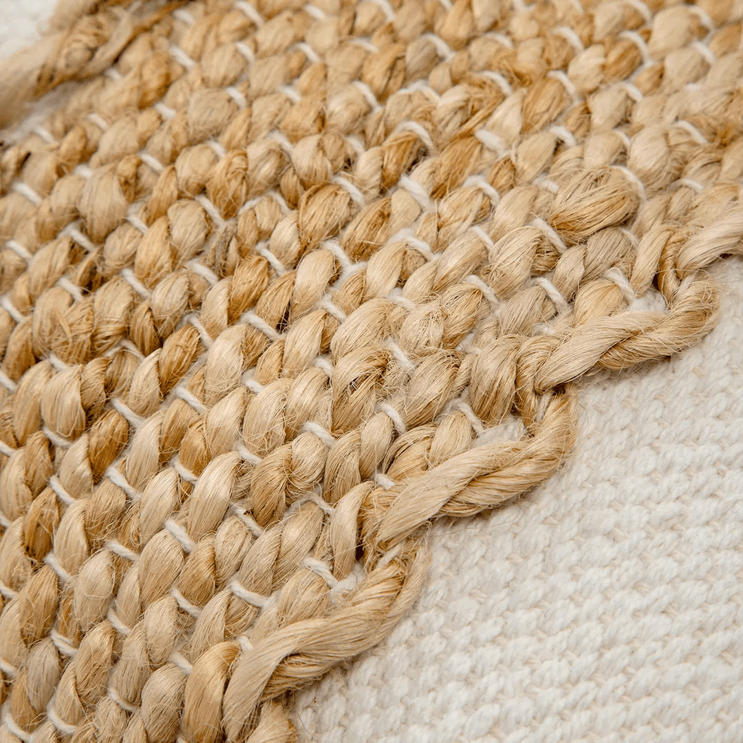 Capa de Almofada com Faixas Laterais Bordadas em Juta 30x80 - Clocasa | Além do Conforto