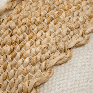 Capa de almofada decorativa no tamanho 30x80 cm confeccionada em algodão sustentável com bordados rústicos de juta natural com fechamento em zíper invisível, perfeito para valorizar poltronas ou camas com uma proposta de design têxtil autêntico e refinado.