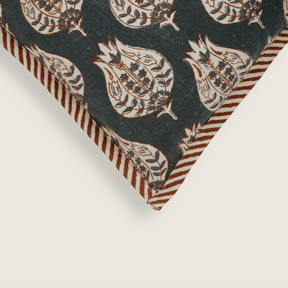 Capa de Almofada com Listras e Medalhão em Block Print 45x45 - Clocasa | Além do Conforto