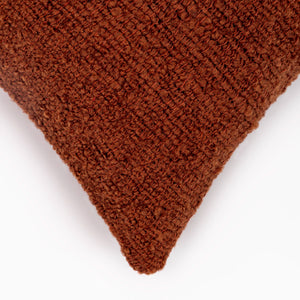 Capa de almofada decorativa no tamanho 45x45 cm na cor terracota confeccionada em algodão com texturas bordadas em alto relevo tufting com fechamento em zíper invisível, proporciona excelente sustentação e maciez, transformando qualquer espaço em um refúgio acolhedor.