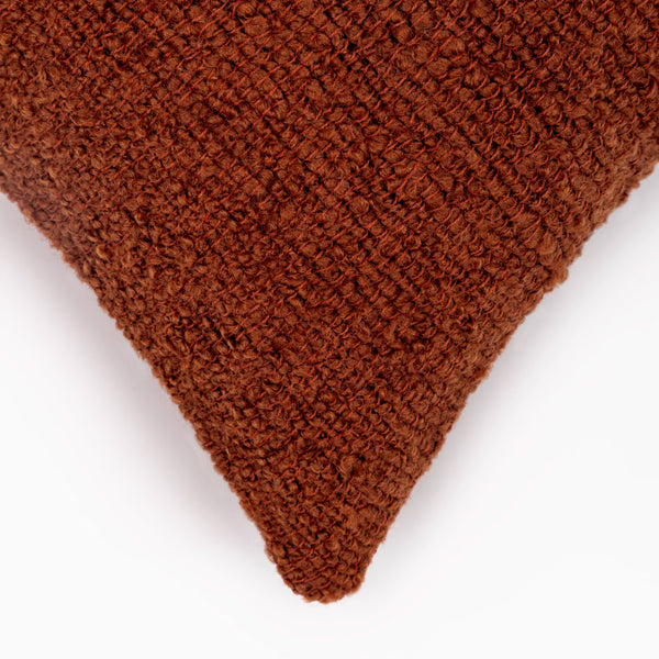 Capa de almofada decorativa no tamanho 45x45 cm na cor terracota confeccionada em algodão com texturas bordadas em alto relevo tufting com fechamento em zíper invisível, proporciona excelente sustentação e maciez, transformando qualquer espaço em um refúgio acolhedor.