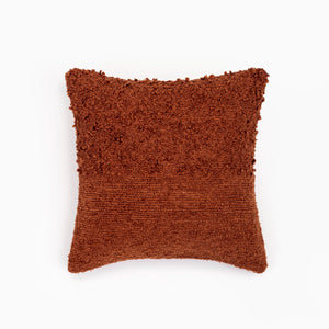 Almofada decorativa para ambientes na cor terracota em tecido de alta qualidade com fechamento em zíper invisível, uma escolha versátil e charmosa para renovar o visual da casa com praticidade e bom gosto.