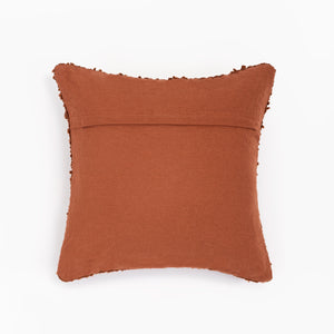 Capa de almofada decorativa no tamanho 45x45 cm na cor terracota confeccionada em algodão com texturas bordadas em alto relevo tufting com fechamento em zíper invisível, combina textura agradável e acabamento impecável para enriquecer a estética do seu mobiliário.