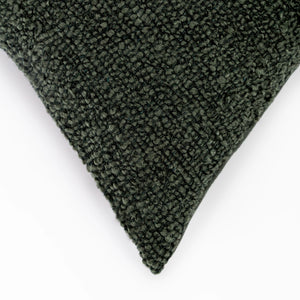 Capa de almofada decorativa no tamanho 45x45 cm na cor verde confeccionada em algodão com texturas bordadas em alto relevo tufting com fechamento em zíper invisível, sinônimo de bem-estar e conforto térmico, ideal para momentos de descanso e relaxamento no lar.