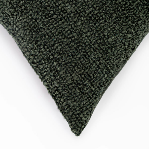 Capa de almofada decorativa no tamanho 45x45 cm na cor verde confeccionada em algodão com texturas bordadas em alto relevo tufting com fechamento em zíper invisível, sinônimo de bem-estar e conforto térmico, ideal para momentos de descanso e relaxamento no lar.
