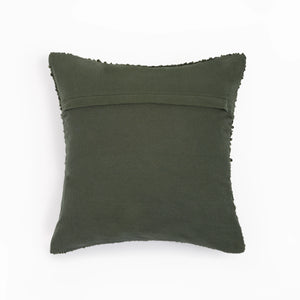 Capa de almofada decorativa no tamanho 45x45 cm na cor verde confeccionada em algodão com texturas bordadas em alto relevo tufting com fechamento em zíper invisível, traz um equilíbrio visual aconchegante que harmoniza facilmente com diferentes estilos de decoração.