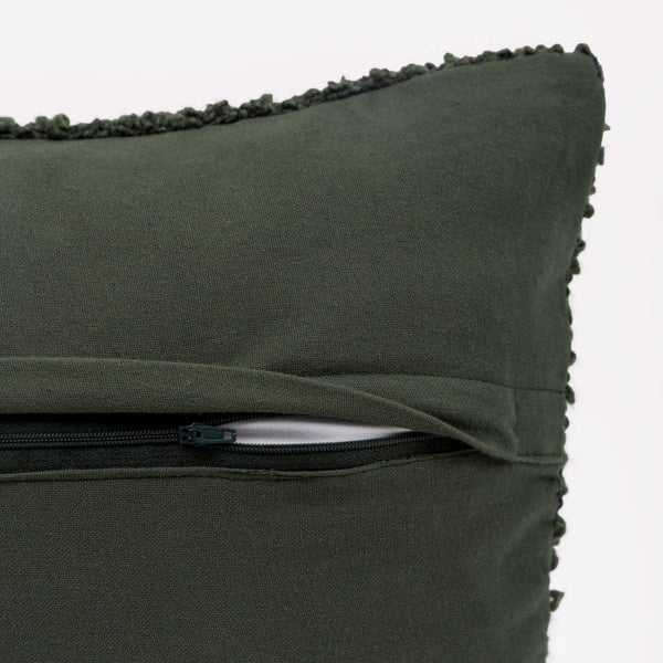 Capa de almofada decorativa no tamanho 45x45 cm na cor verde confeccionada em algodão com texturas bordadas em alto relevo tufting com fechamento em zíper invisível, essencial para trazer aconchego e renovar a decoração de salas ou quartos com elegância.
